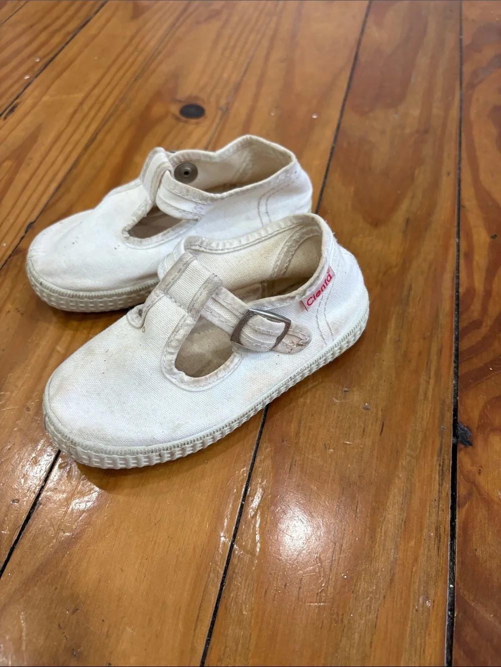 Cienta Kids Canvas T-Strap Shoes in Off-White